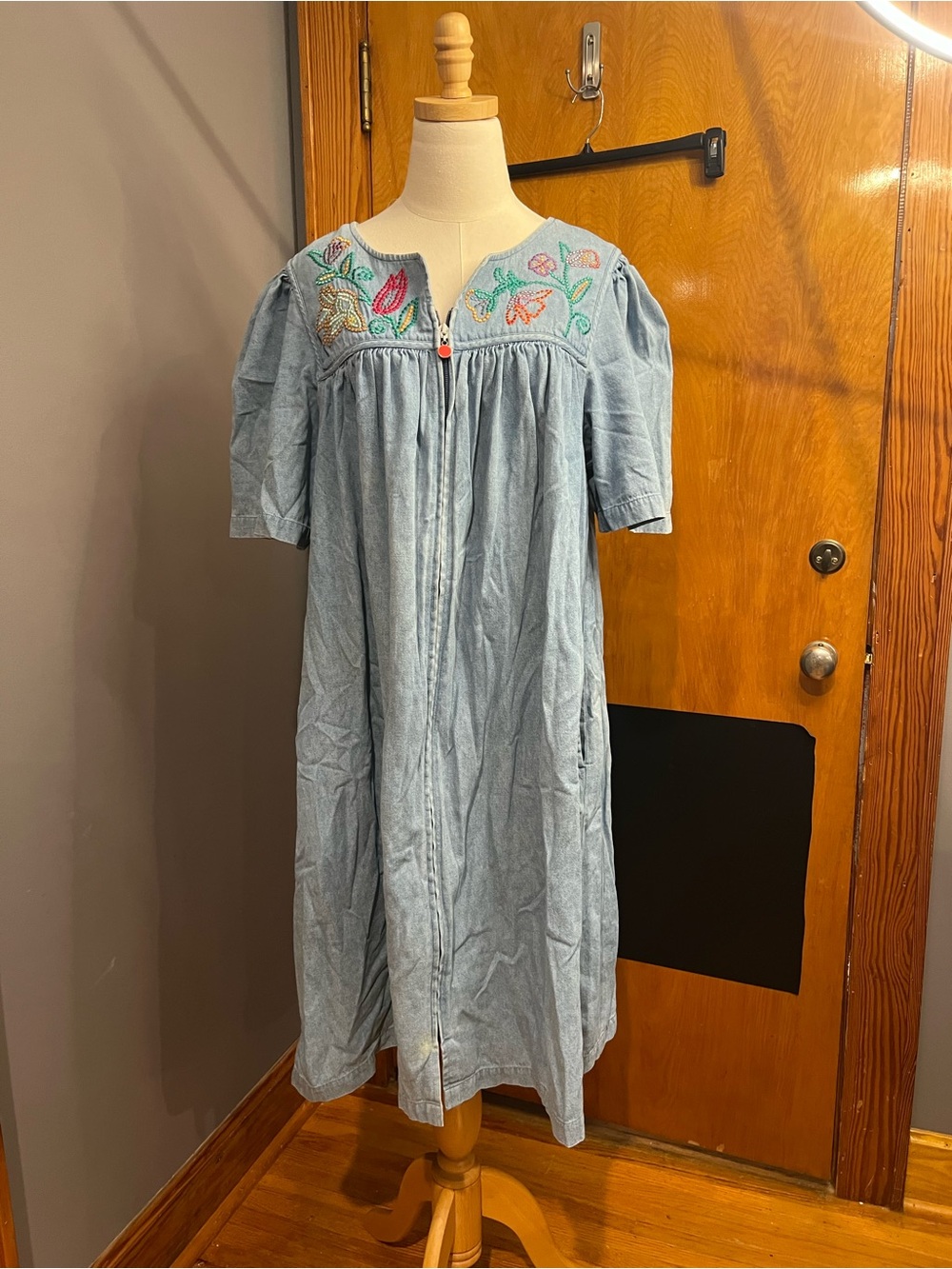 Vintage Go Softly Patio Denim Muumuú Dress Large Embroidered Floral Zipper Front